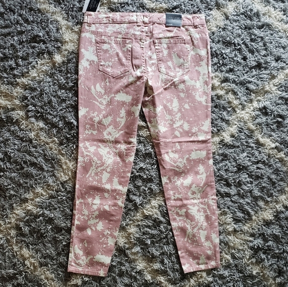 NWT Daisy Fuentes Uber Feminine Skinny Crop - Picture 3 of 8